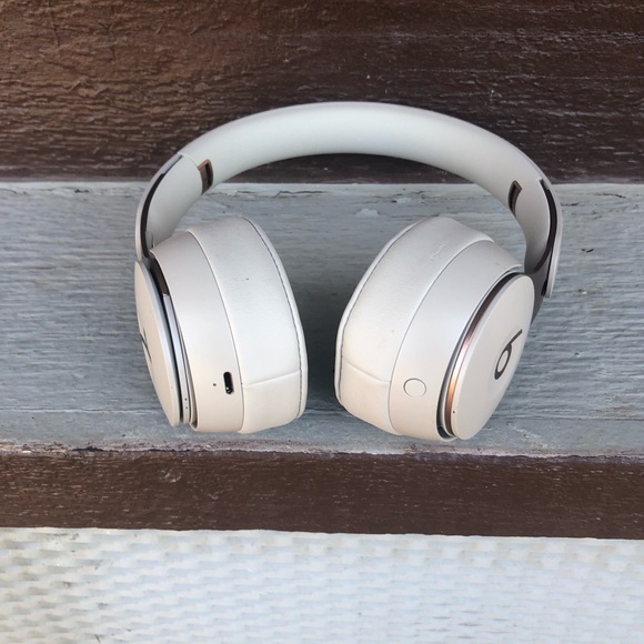 Dr Dre Beats Studio 3 noise cancellation